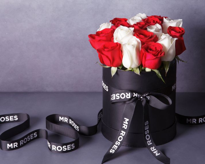 white and red roses hat box