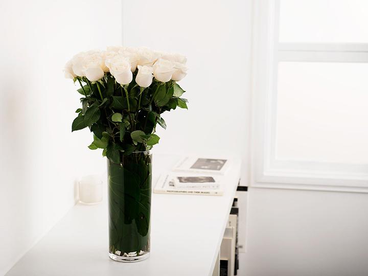 Long Stemmed White Cream Roses with Vase (12 - 36 Flowers)